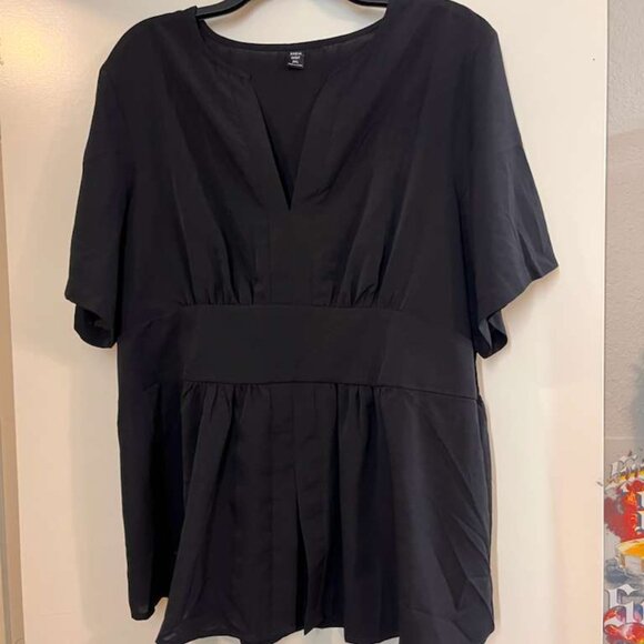 SHEIN Tops - Shein Curve Women’s Black Short Sleeve V-Neck 3XL